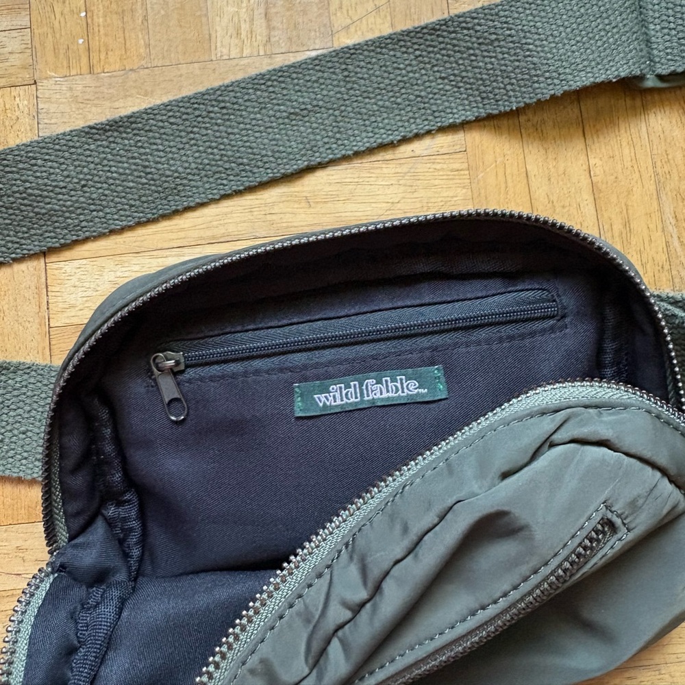 Wild Fable olive green belt bag with buckle and outside pocket! Adjustable!